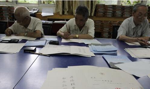 什么AR技术?AR录取通知书走红  学生手机扫描录取通知书看到校园实况
