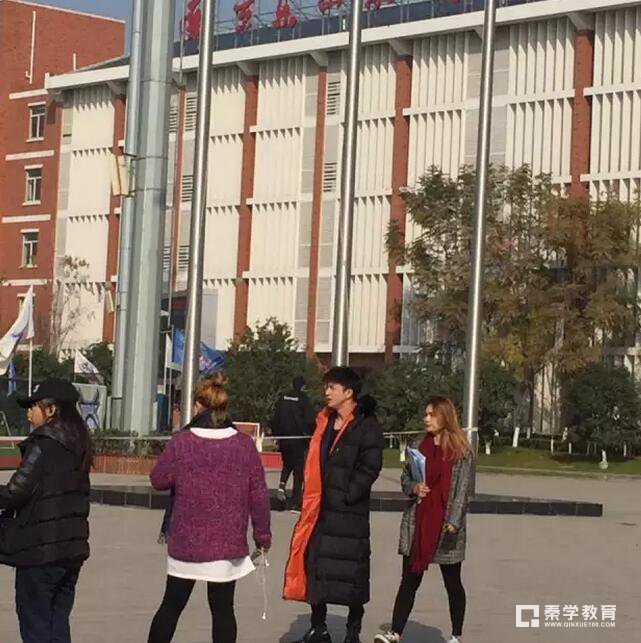 TFBOYS和东外MLB棒球学员同台飚戏     《我们的少年时代》在南京东山外国语学校取景 　