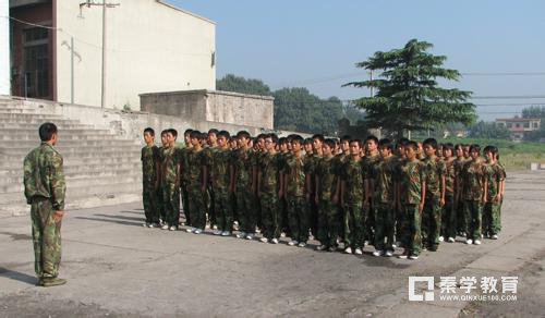 树人中学军训教官遭家长怒斥        军训教官的素质是不是该提高？