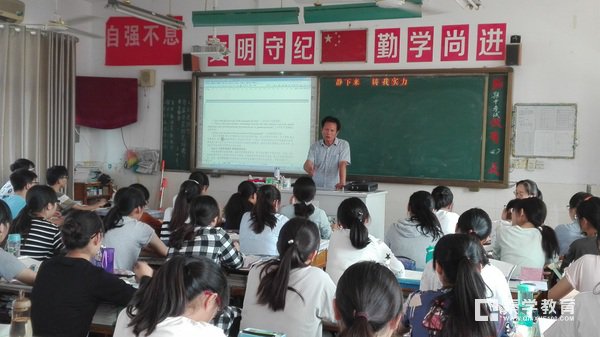 瓜洲中学暑期补课费天价     学校暑期夏令营其实是变相补课