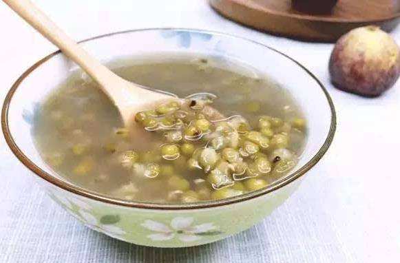 绿豆汤这样煮才正确,三伏天为孩子煮完绿豆汤，，哪些人不能喝绿豆汤？