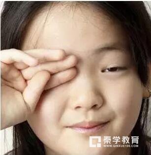 造成孩子近视的原因有哪些?哪些食物对孩子的眼睛有好处?