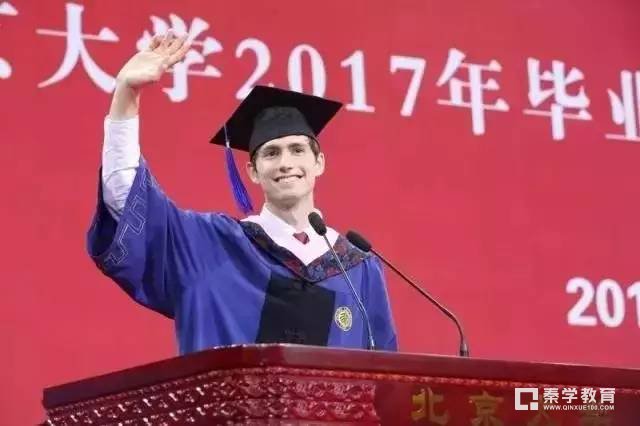 看美国学生在北京大学毕业典礼上演讲了什么？