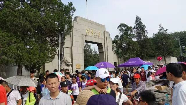 游北大清华需收费?快递车成了游园车，大批游客成黄牛党目标