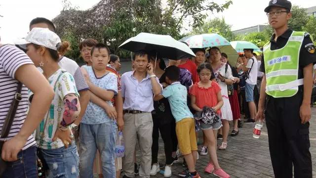 游北大清华需收费?快递车成了游园车，大批游客成黄牛党目标