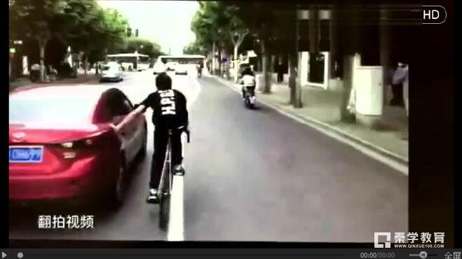 上海熊孩子骑死飞马路上掰反光镜被警察带走,父母称比打游戏好