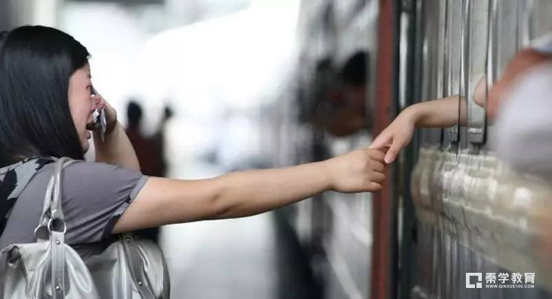 《我送孩子上大学》录取通知书离别车票,开学家长心中的一丝不舍和牵挂