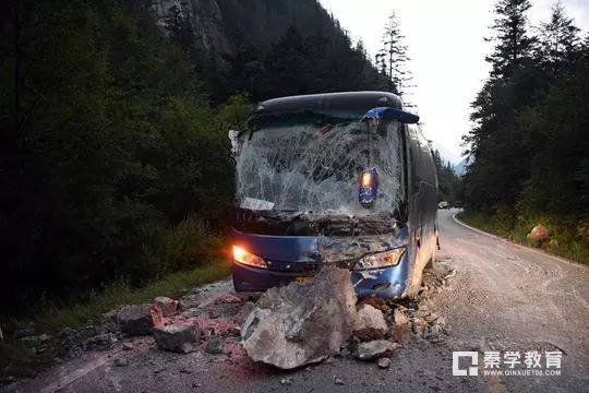 九寨沟地震里的那些感人故事，九寨沟地震里的中国精神