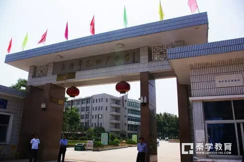 亚洲最大的“高考工厂”毛坦厂是怎样的？万人空巷送考生又是什么规定？