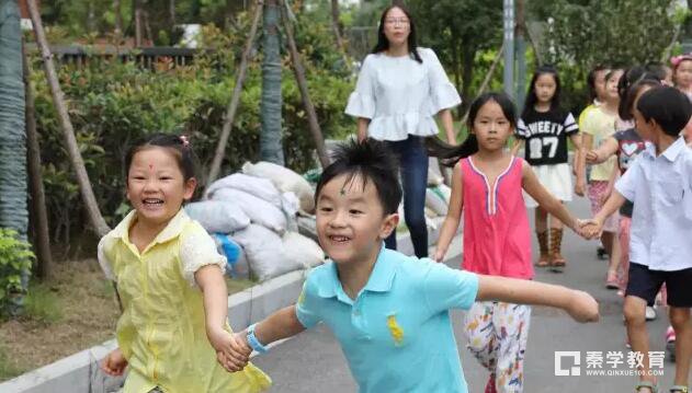 南京银城小学开学第一周不上课不带书包，但收获满满