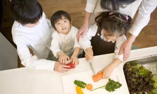 老师担心家长对孩子不过问，家长担心老师顾及不上孩子