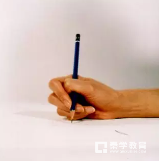 孩子写字潦草原因有哪些?正确的执笔姿势是什么?