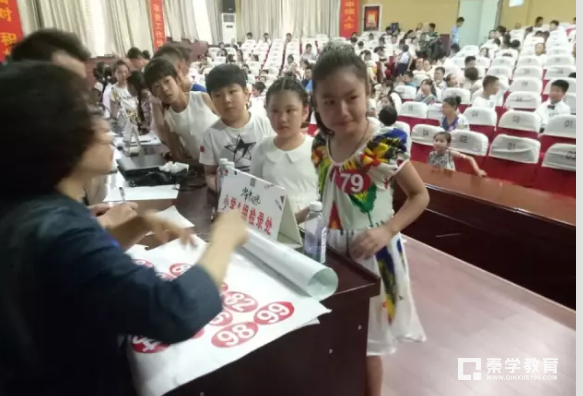 2017年新疆“优乐牧”杯少年中国说-----首届中小学生口语表达能力展演大赛在乌鲁木齐举行，乌市第92小学学生踊跃参加