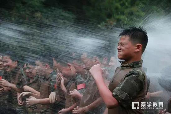 杭州二中白马湖学校惊现“战狼”式军训，特种兵的训练强度受得住吗？