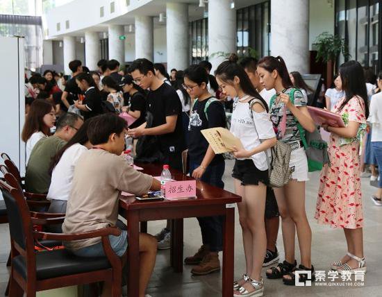 2017中央戏剧学院新生报到现场照片，俊男靓女集聚很养眼