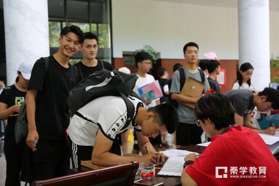 2017中央戏剧学院新生报到现场照片，俊男靓女集聚很养眼