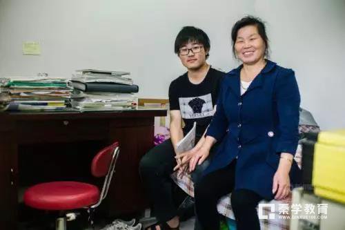 开学陪读大军再次兴起,家长陪读有哪些利弊?