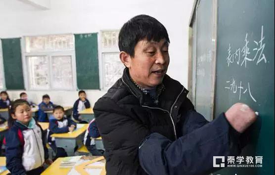 没有双手依然写出漂亮的板书，五旬无手老师坚持教师岗位