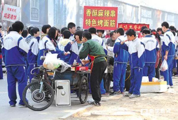 扬州学校周边被小摊贩太多，为孩子每天吃的食品安全有些担心