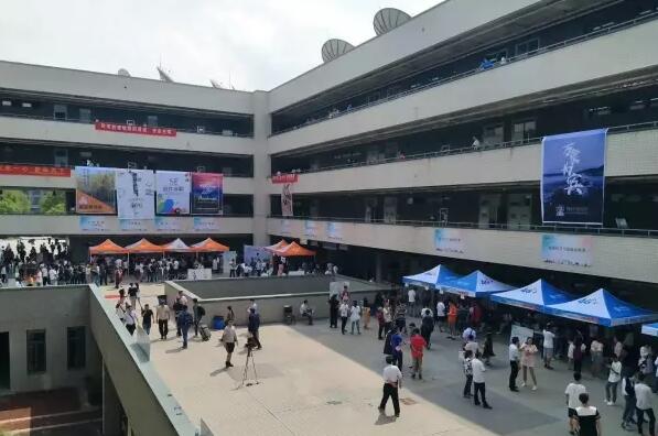 南京大学和东南大学大一学霸分享高分秘籍，玩游戏照样拿高分