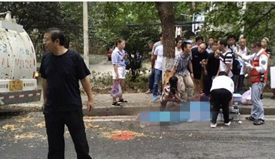 研究生弟弟的姐姐在校身亡，陪弟弟开学报道却被垃圾车撞