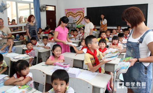 老师偏心学习成绩好的家里有钱的学生？应试教育下老师们怎样表现？