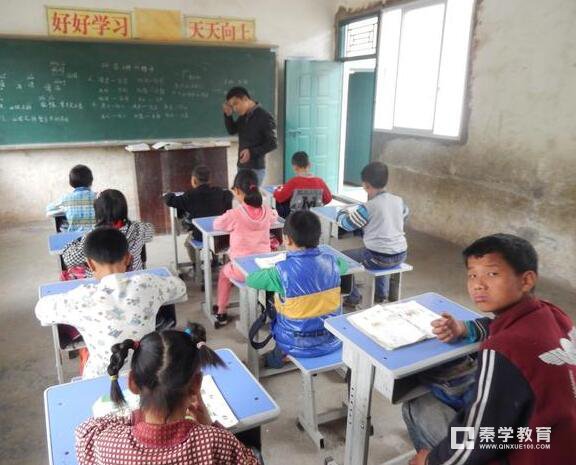 老师偏心学习成绩好的家里有钱的学生？应试教育下老师们怎样表现？