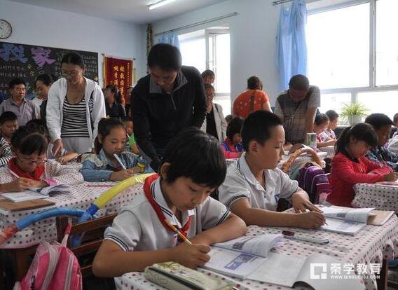 老师偏心学习成绩好的家里有钱的学生？应试教育下老师们怎样表现？