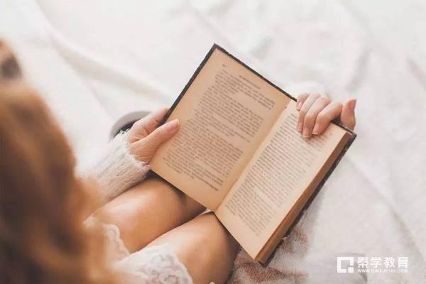 　　经典文学意象承载着文人墨客的情思、丰富了艺术作品的内涵，使文字含蓄凝练、隽永优美。 如：“柳”与“留”谐音，表惜别思念之情;以“草木”繁盛反衬荒凉、“眉黛春山”、“秋水剪瞳”则形容女子貌美。秦学教育小编接下来将持续为大家分享100个古典文学中的常用意象，建议学生写作文时将这些意象适当地加入到作文中，作文从不及格到满分都是很有可能的!