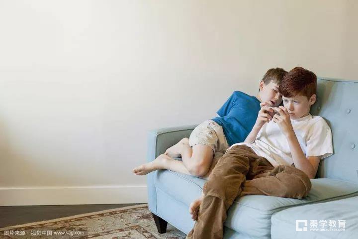 广东21所女孩因为沉溺手机眼睛失明，电子产品在吞噬着孩子的健康
