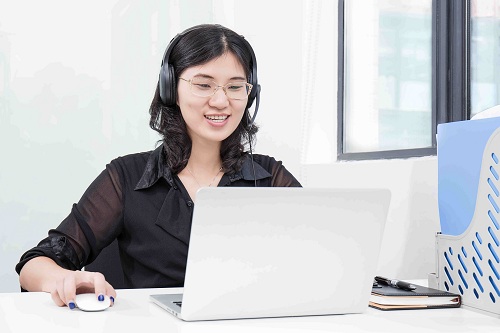 听英语，你会选择哪种方式?上网、听MP3、用点读机……你是否还会想到英语磁带呢?近日，有网友发帖称，小学生英语教材配的仍是磁带，这让不少家长很郁闷，磁带已OUT了，教材应与时俱进。