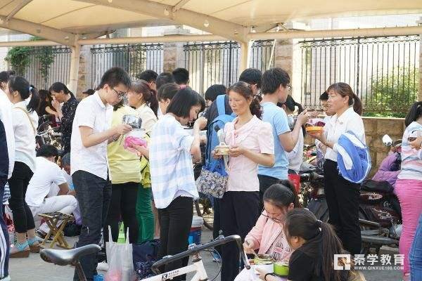 你怎样看待现在家长陪读？家长是书童吗？