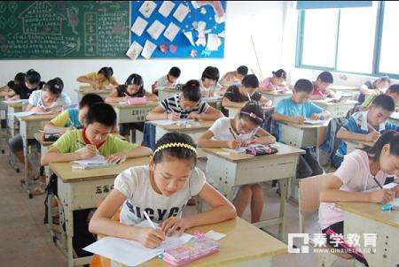 栎字怎么读？栎字读音、组词、造句大全