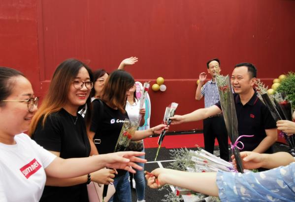 为了让自己的孩子获得更好的成绩，你觉得给老师送红包好吗？