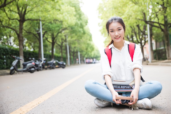 卜算子·咏梅全文、卜算子·咏梅译文，毛泽东《卜算子·咏梅》赏析