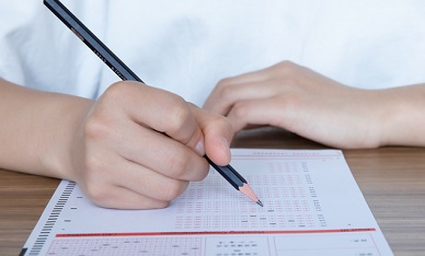 卜算子·咏梅鉴赏，陆游《卜算子·咏梅》全文、卜算子·咏梅译文