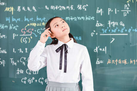 初中学生之间发生矛盾，小孩自己解决好，还是大人参与解决好些？