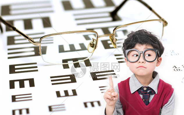 孩子三岁近视了要不要配眼镜？如何选择合适的近视眼镜？