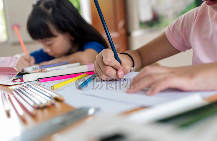 二年级小学生磨磨蹭蹭不愿意写作业怎么办？家长应该咱们引导？
