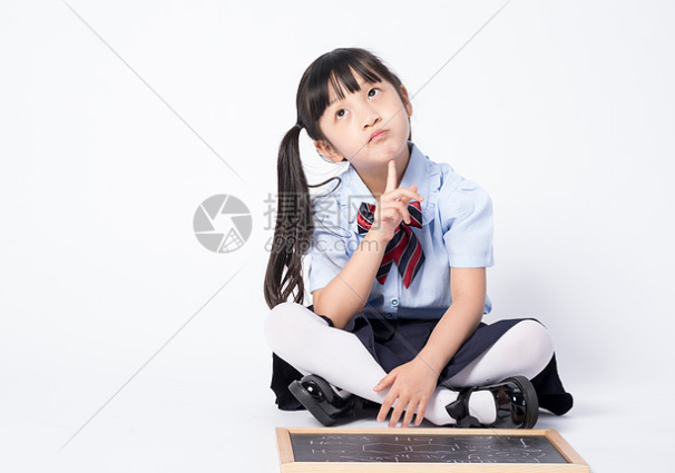 初三留级到初一孩子，顶撞老师，家长还让管该如何是好？