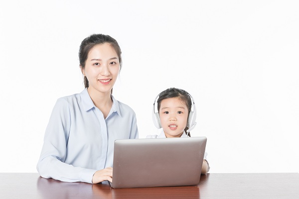 哪些学生需要家长陪同写作业？如何正确陪孩子写作业？