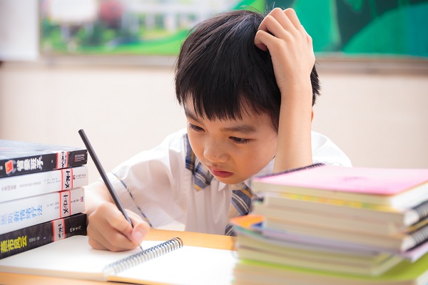 孩子的字写得不好影响考试成绩，如何改变？