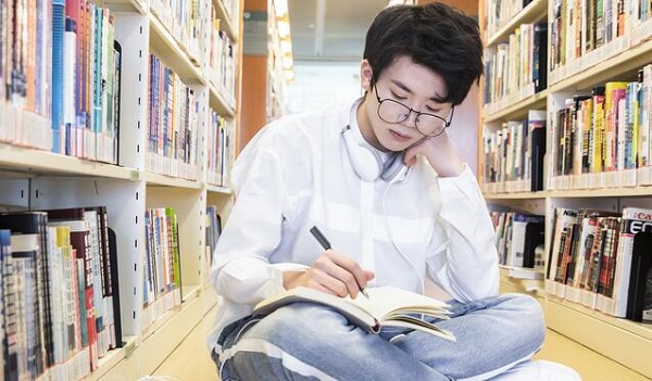 大学生适合上晚自习吗？应不应该强制大学生上晚自习？