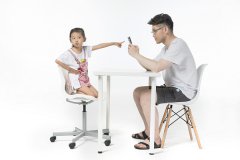 放假了，孩子一直抱手机玩怎么办？如何让孩子不沉迷手机？