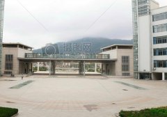 分数不高是去偏远地区上公办二本还是在好一点的城市上三本？