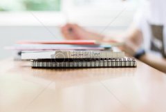 艺考结束后是应该在校外报全托班还是继续回学校上课好？